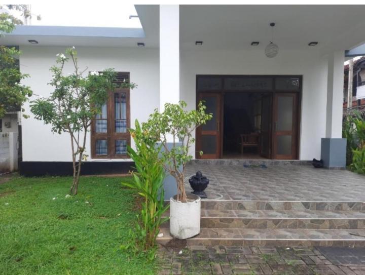 Negombo Royal Villa By Hotel Oviniru Exteriör bild