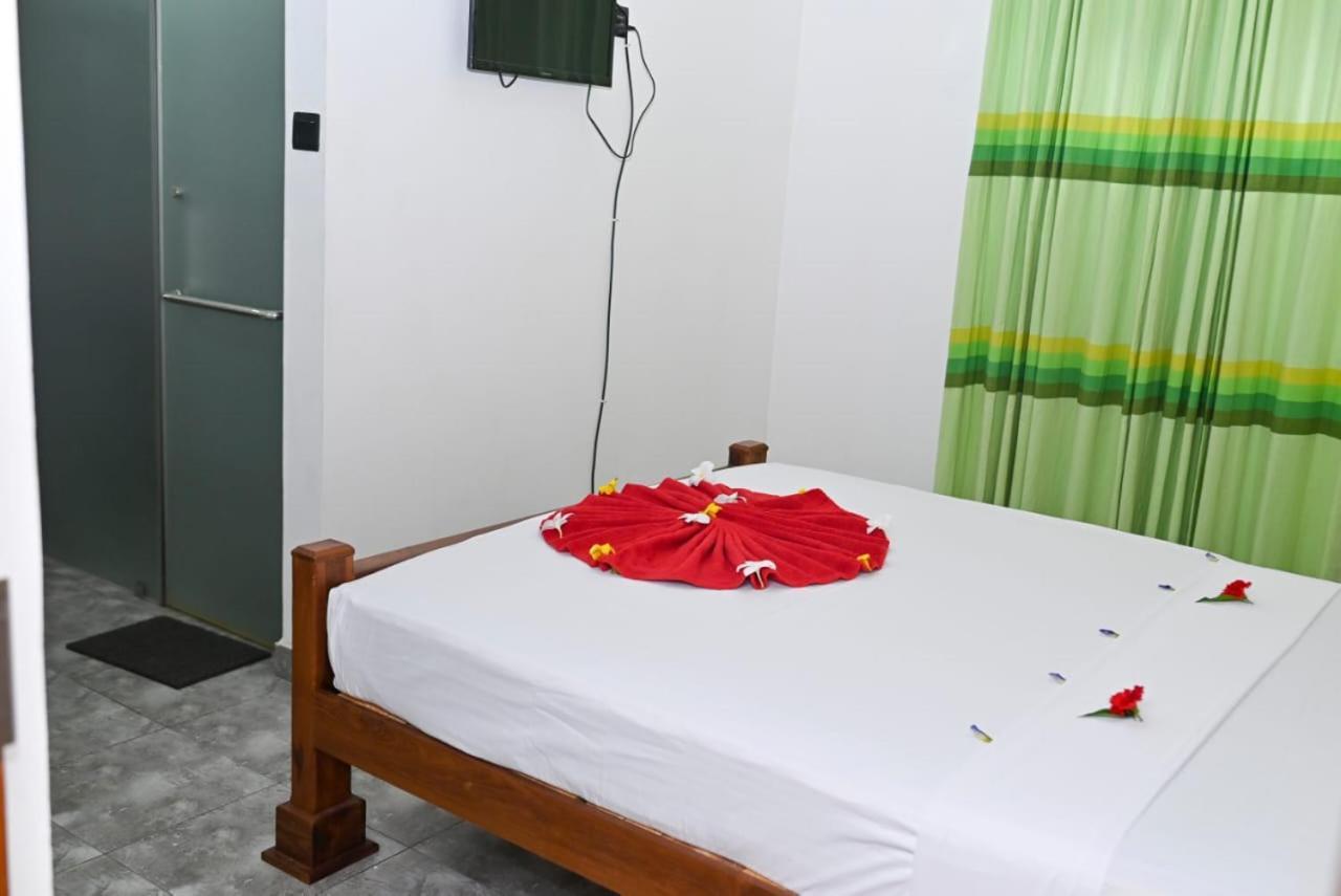 Negombo Royal Villa By Hotel Oviniru Exteriör bild