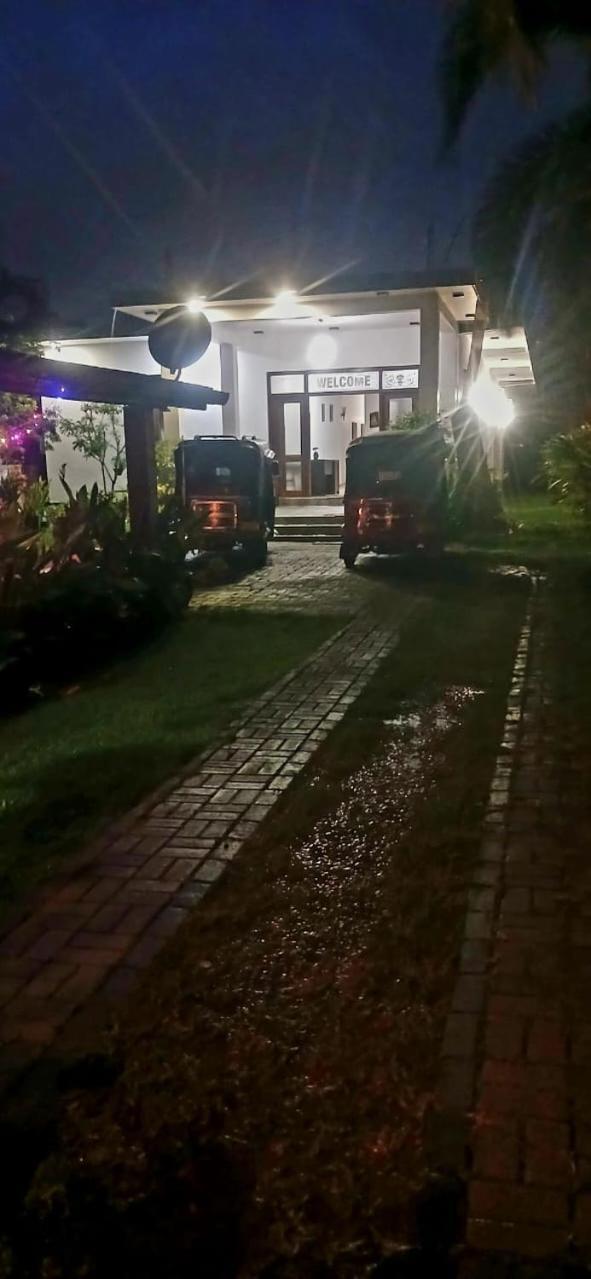Negombo Royal Villa By Hotel Oviniru Exteriör bild